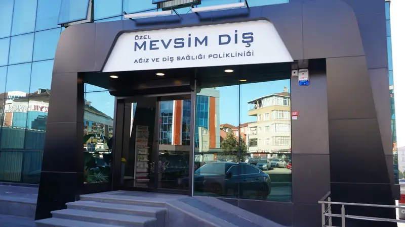 Entrance of Mevsim Diş dental clinic in Pendik, Istanbul